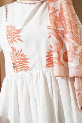 Önü Nakışlı Kloş Elbise Beyaz - Tesettür Elbise