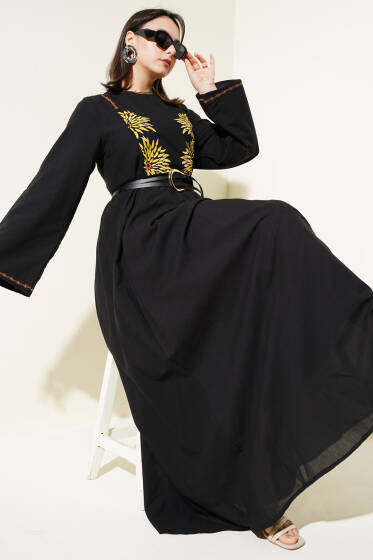 Önü Nakışlı Kloş Elbise Siyah - Elbise