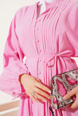 Önü Pileli Brit Düğmeli Elbise Pembe - Tesettür Elbise