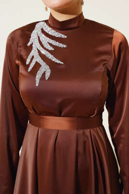 Önü Taş Süslemeli Saten Abiye Elbise Kahve - Tesettür Elbise