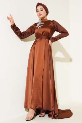 Önü Taş Süslemeli Saten Abiye Elbise Kahve - Tesettür Elbise