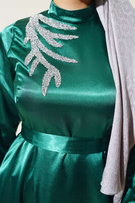 Önü Taş Süslemeli Saten Abiye Elbise Zümrüt - Tesettür Elbise