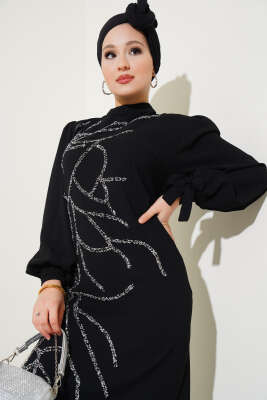 Önü Taşlı Bilek Bağlamalı Büyük Beden Elbise Siyah 