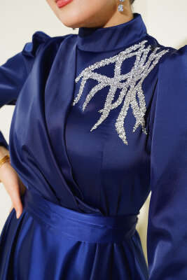 Önü Taşlı Kuşaklı Saten Abiye Elbise Lacivert - Tesettür Elbise