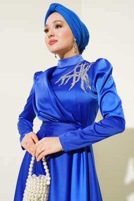 Önü Taşlı Kuşaklı Saten Abiye Elbise Saks - Tesettür Elbise