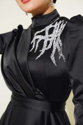 Önü Taşlı Kuşaklı Saten Abiye Elbise Siyah - Tesettür Elbise