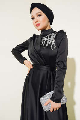 Önü Taşlı Kuşaklı Saten Abiye Elbise Siyah - Tesettür Elbise