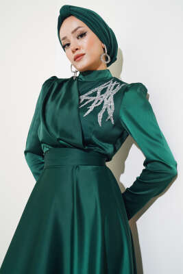 Önü Taşlı Kuşaklı Saten Abiye Elbise Zümrüt - Tesettür Elbise
