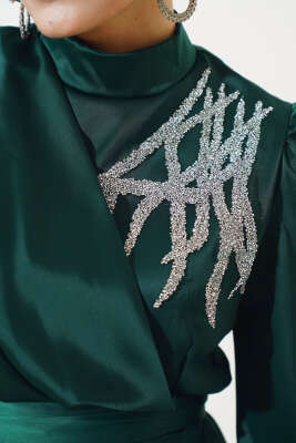 Önü Taşlı Kuşaklı Saten Abiye Elbise Zümrüt - Tesettür Elbise