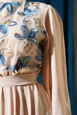 Önü Tül Çiçekli Kuşaklı Elbise Bej - Tesettür Elbise