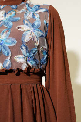 Önü Tül Çiçekli Kuşaklı Elbise Kahve - Tesettür Elbise