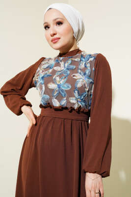 Önü Tül Çiçekli Kuşaklı Elbise Kahve - Tesettür Elbise