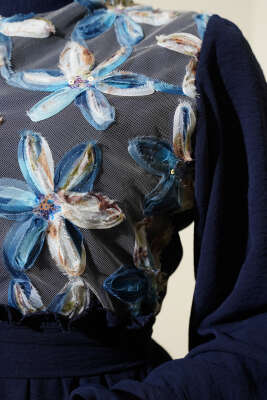 Önü Tül Çiçekli Kuşaklı Elbise Lacivert - Tesettür Elbise