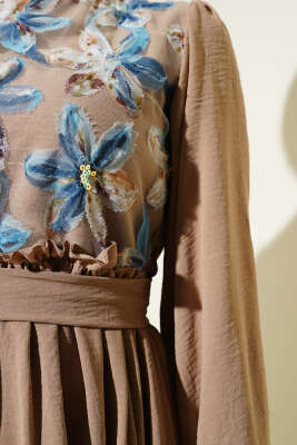 Önü Tül Çiçekli Kuşaklı Elbise Latte - Tesettür Elbise