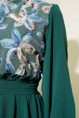 Önü Tül Çiçekli Kuşaklı Elbise Zümrüt - Tesettür Elbise