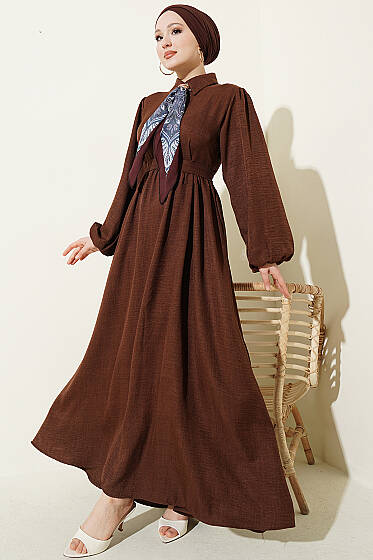 Önü Yarım Düğmeli Fularlı Elbise Kahve - Elbise