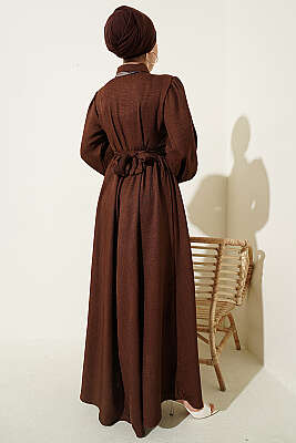 Önü Yarım Düğmeli Fularlı Elbise Kahve - Elbise