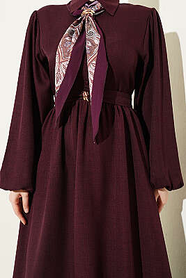 Önü Yarım Düğmeli Fularlı Elbise Mürdüm - Elbise