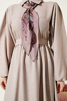 Önü Yarım Düğmeli Fularlı Elbise Vizon - Elbise