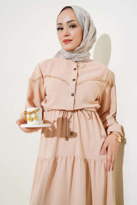 Önü Yarım Düğmeli Kat Kat Elbise Bej - Tesettür Elbise