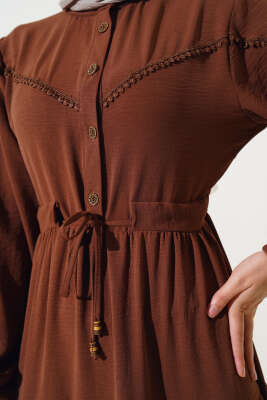 Önü Yarım Düğmeli Kat Kat Elbise Kahve - Tesettür Elbise