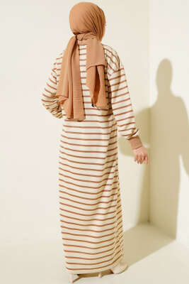 Önü Yarım Fermuarlı Çizgili Elbise Latte - Tesettür Elbise