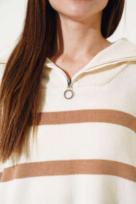 Önü Yarım Fermuarlı Çizgili Triko Kazak Büsküvi - Kadın Giyim Modelleri