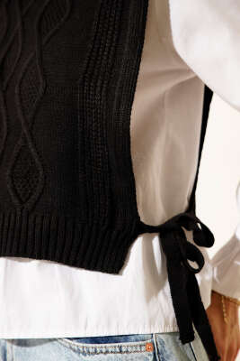 Örgülü Yanları Bağlamalı Kısa Süveter Siyah - Yılın Fırsatı