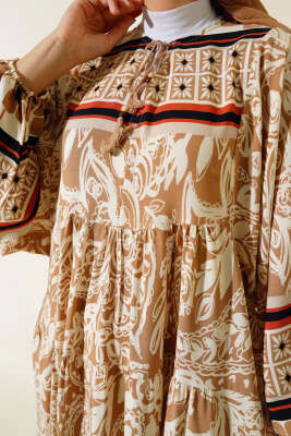 Otantik Desen Yaka Püsküllü Elbise Latte - Tesettür Elbise