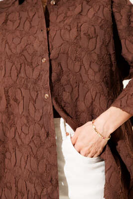 Oversize Yarım Kol Çiçek Kabartmalı Gömlek Kahve - Kadın Giyim Modelleri