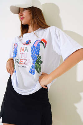 Papağan Baskılı T-shirt Beyaz - Kadın Giyim Modelleri