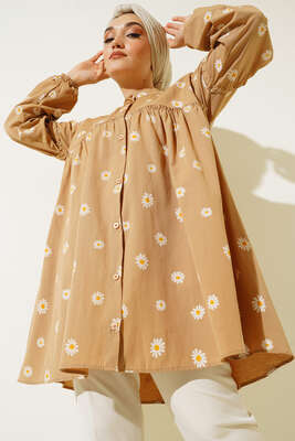 Papatya Desenli Büzgü Detaylı Düğmeli Tunik Latte - Tunik