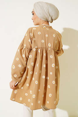 Papatya Desenli Büzgü Detaylı Düğmeli Tunik Latte - Tunik