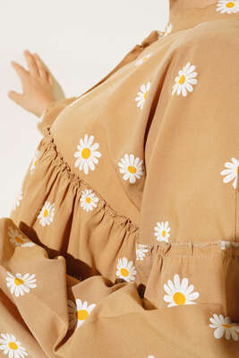 Papatya Desenli Büzgü Detaylı Düğmeli Tunik Latte - Tunik