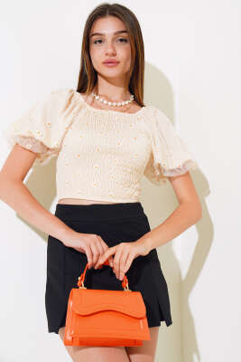 Papatya Nakışlı Kayık Yaka Bluz Bej 