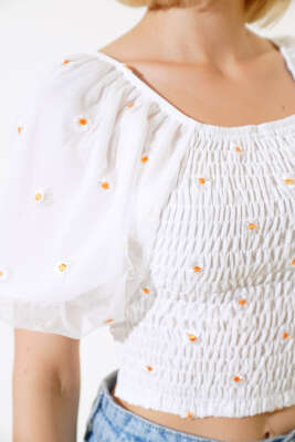 Papatya Nakışlı Kayık Yaka Bluz Beyaz - Kadın Giyim Modelleri