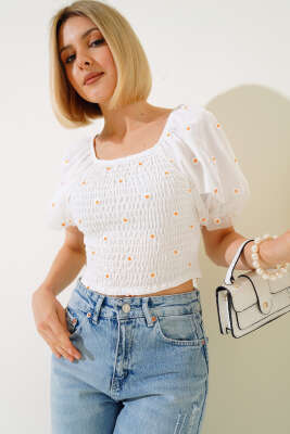 Papatya Nakışlı Kayık Yaka Bluz Beyaz - Kadın Giyim Modelleri