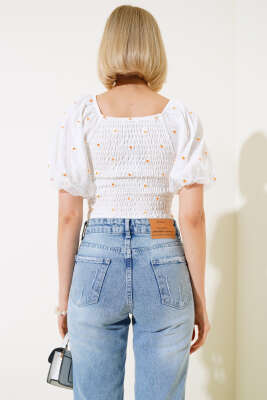 Papatya Nakışlı Kayık Yaka Bluz Beyaz - Kadın Giyim Modelleri