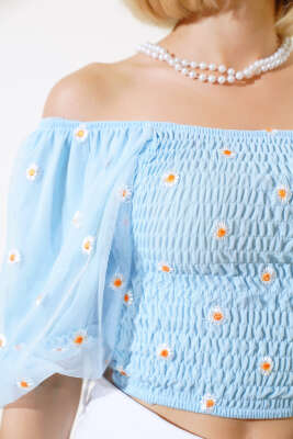 Papatya Nakışlı Kayık Yaka Bluz Mavi - Kadın Giyim Modelleri