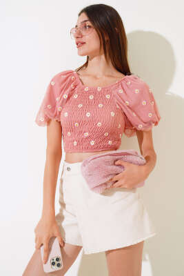 Papatya Nakışlı Kayık Yaka Bluz Pudra - Kadın Giyim Modelleri