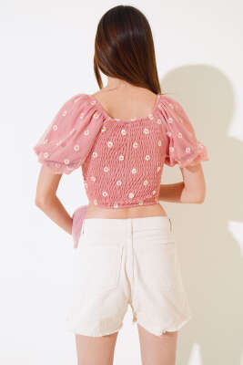 Papatya Nakışlı Kayık Yaka Bluz Pudra - Kadın Giyim Modelleri