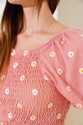 Papatya Nakışlı Kayık Yaka Bluz Pudra - Kadın Giyim Modelleri