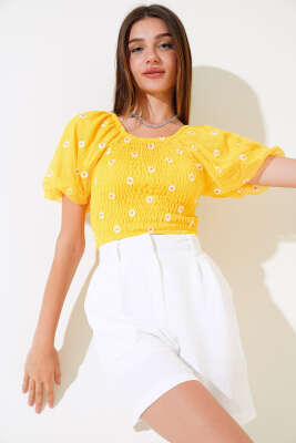 Papatya Nakışlı Kayık Yaka Bluz Sarı - Kadın Giyim Modelleri