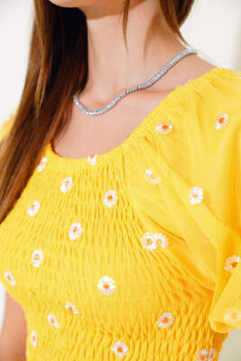 Papatya Nakışlı Kayık Yaka Bluz Sarı - Kadın Giyim Modelleri