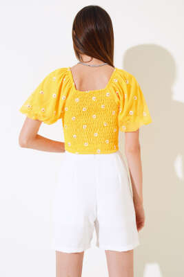 Papatya Nakışlı Kayık Yaka Bluz Sarı - Kadın Giyim Modelleri
