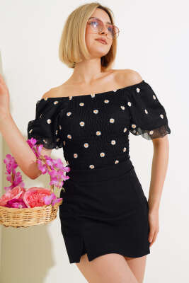 Papatya Nakışlı Kayık Yaka Bluz Siyah - Kadın Giyim Modelleri