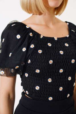 Papatya Nakışlı Kayık Yaka Bluz Siyah - Kadın Giyim Modelleri