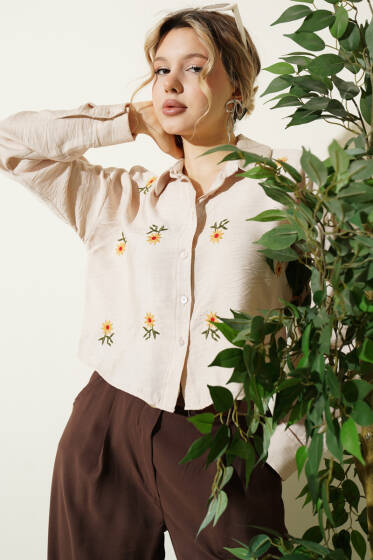 Papatya Nakışlı Uzun Kol Crop Gömlek Bej - Kadın Giyim Modelleri
