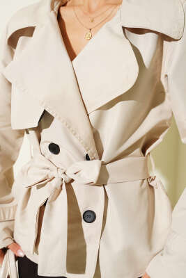 Parça Detaylı Düğmeli Kısa Trençkot Bej - Kadın Giyim Modelleri