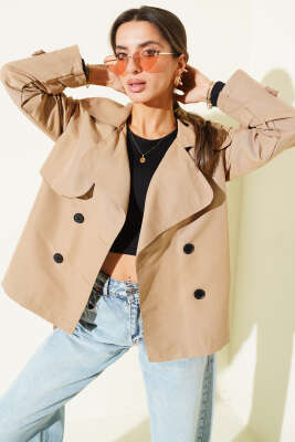 Parça Detaylı Düğmeli Kısa Trençkot Latte - Kadın Giyim Modelleri